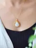 Collar de Cadena para Clavícula con Colgante Budista de la Risa, Pacífico y Auspicioso, Estilo Palacio Simple, Nicho, Chapado en Oro, para Mujer, Diseño Moderno y Personalizado