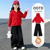 Conjunto de Moletom com Capuz Espesso e Pelúcia para Meninas Outono e Inverno Conjunto de Duas Peças Calça Larga Vermelha e Preta Para Crianças de Meia-Idade e Mais Velhas Estiloso Tendência