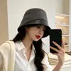 Chapéu de pescador novo simples com retalhos listrados de outono e inverno coreano para mulheres, moderno e versátil, chapéu bucket de viagem estilo irregular