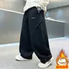 Pantalones de Chándal Holgados de Pierna Recta con Forro Polar para Niño, Otoño e Invierno, Niños Grandes 2025 Nuevos Pantalones Gruesos de Polar Tendencia