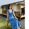 Vestido de Encaje Floral Azul Estilo Nuevo de Verano para Mujer, Ceñido a la Cintura, Adelgazante, Elegante Estilo Francés, Cuello en V, Corte Ajustado, Vestido Largo que se Adapta a la Cadera