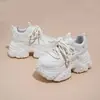 Otoño 2026 Nuevas Llegadas Altura Aumentadora Pequeñas Nuevos Elegantes Versátiles Superficie de Cuero Suela Gruesa Zapatos de Papá Zapatos Deportivos Casuales para Mujer