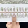 [Trevo de Quatro Folhas] Unhas postiças estilo gatinho feitas à mão, pontas de unhas curtas simples e elegantes, adesivos de unha frescos e estilosos, arte de unha pronta