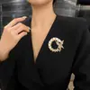 Broche Elegante de Pérola e Borboleta Estilo Coreano para Mulheres, Broche Versátil com Strass, Alfinete Criativo Anti-Exposição, Fábrica de Acessórios para Ternos