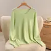 Suéter de malha fleece com gola V sem costura para mulheres, modelagem solta, amigo da pele, quente e perfeito como peça para sobreposição no outono/inverno, oferecendo um caimento relaxado e confortável