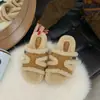 Novas Pantufas Planas Abertas para Outono e Inverno Design de Nicho Tira Única Sapatos Peludos Confortáveis para Casa e Uso Externo Pantufas de Pelo para Mulheres