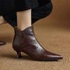 Botas Curtas de Couro Macio Estilo Francês com Bico Fino para Mulheres, Salto Baixo Kitten Heel com Corte em V Emagrecedor, Novo Estilo Primavera e Outono 2026, Botas de Cano Curto que Fazem os Pés Parecerem Menores