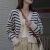Cardigan de Punto Rayado Holgado Casual Estilo Universitario para Mujer Otoño e Invierno Nuevo Estilo Suéter Corto Perezoso Abrigo Cardigan Venta al por Mayor