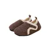 Calcetines de piso para niños, estilo padre-hijo, otoño e invierno, forrados de felpa y engrosados, zapatos suaves antideslizantes de interior para bebés que aprenden a caminar, diseñados para mantener los pies calientes en suelos fríos