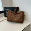 Bolso Bandolera Personalizado Decorado con Remaches para Viaje Otoño e Invierno Nuevo Bolso de Hombro para Mujer Estilo Retro Europeo y Americano Gamuza Mate Bolso Mensajero