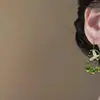 "Elfo Salvaje" Ganchos para Orejas Verdes Huecos Estilo Bosque 2026 Modelo Nuevo Pendientes con Diseño de Borla de Luna Creciente