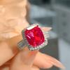 Anillo de lujo ligero de lujo con incrustaciones de gemas de colores, anillo simulado de rubí, anillo retro con forma de almohada, anillo grueso rectangular de corindón rojo y diamante de alto carbono para mujer