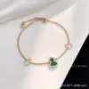 Collar Qilin Gourd Edición Exquisita V Dorada Wulu Tamaño Mediano Nácar Blanco Ágata Roja Chapado en Oro Rosa 18K Precisión CNC