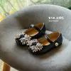 Nuevos zapatos cuadrados de principios de otoño 2026 para niños, elegantes y versátiles, con pedrería y perlas,zapatitos de piel estilo princesa para niñas