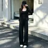 Traje absolutamente deslumbrante de início de outono: uma jaqueta sofisticada em estilo minimalista, um top de alcinha, um cardigã com zíper e capuz, e calças soltas e fluidas - um conjunto de três peças para mulheres