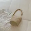 Bolso vintage de ante para mujer, nuevo modelo de otoño 2026, sensación de alta gama, versátil para el uso diario, bolso tipo cubo de un solo hombro para llevar debajo del brazo