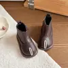 Novos estilos de outono e inverno: sapatos de couro patchwork, sapatos de algodão para meninos, sapatos forrados com fleece, botas de couro para meninas, sapatos de caminhada infantis e botinhas de bebê
