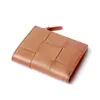 Venta directa de fábrica bolsa para tarjetas tejida de alta gama estilo ins de piel de vaca monedero plegable de cuero con cremallera para mujer