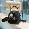 Bolsa de hombro cruzada de verano nuevo modelo de piel de oveja negra original hecha a mano estilo universitario retro simple casual mochila