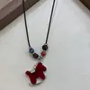 Colar Longo Vermelho Veludo com Contas para Mulheres, Único e Doce, Adequado para Outono e Inverno, Corrente Versátil para Suéter, Corrente para Moletom