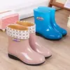 Sapatos impermeáveis de corte médio com solas reforçadas, galochas de cano alto para mulheres, estilos de inverno resistentes ao desgaste de corte baixo e médio, forrados com fleece e antiderrapantes