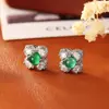 Brincos de Trevo de Quatro Folhas com Zircônia Esmeralda Agulha de Prata S925 Moda de Alto Padrão Brincos Exquisitos Nova Joalheria de Nicho Chinoiserie