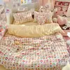 Juego de Ropa de Cama con Estampado de Gatito de Dibujos Animados Infantiles en Tela Nublada para Estudiantes y Niños, Juego de Tres Piezas con Sábana y Funda de Edredón, Juego de Cuatro Piezas