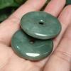 Colgante de jade fino glutinoso artículo A hebilla verde aceitosa diámetro 28-30 mm tamaño grande colgante de hebilla de jade verde aceitoso venta al por mayor