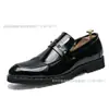 Sapatos de Couro Masculinos Fashion com Rebites Slip-On Cruzados Tamanho Grande Sapatos Formais Business Casual Mocassins Pretos Sapatos Masculinos