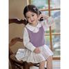 El popular chaleco de punto para bebé niña de este año, chaleco, vestido blanco con muñeca superpuesta