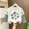Camiseta infantil de manga comprida, novo estilo 2026, camiseta para meninos, algodão puro, estilosa, pode ser usada como camada externa, blusa falsa de duas peças
