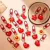 Colgante de resina de dibujos animados de bandera roja de cinco estrellas mini llavero patriótico accesorio patriótico para mochila de estudiante pequeño regalo al por mayor