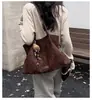Bolsa de camurça casual retrô, nova coleção 2026, bolsa versátil para o dia a dia para mulheres, bolsa de ombro moderna e de grande capacidade