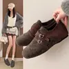 Zapatos de Interior Estilo Retro Británico Mocasines con Punta Cuadrada Tallada para Mujer Otoño Invierno Nuevos Zapatos Pequeños de Cuero Negros 2026 Zapatos Individuales