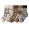 Invierno Nuevo Estilo Calcetines de Felpa Gruesos y Cálidos de Terciopelo Estilo Étnico Rayados Retro Calcetines para Dormir Calcetines de Media Pantorrilla para Mujer Venta al por Mayor