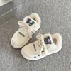 Zapatillas blancas de alta gama, forradas de felpa, con suela gruesa para mujer, nueva colección de invierno 2026, forradas de felpa, zapatos cálidos de algodón, zapatillas casuales, mocasines de nicho