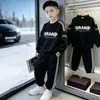 Elegante Conjunto Otoñal de Dos Piezas para Niños Medianos y Mayores 2026 Nuevo Estilo Conjunto de Sudadera con Estampado de Letras y Pantalones Jogger con Puños Acanalados para Niños