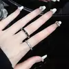 Anillos de pareja en blanco y negro para hombres y mujeres, diseño de nicho con un toque de alta gama, anillos sencillos a juego en estilo minimalista, anillos abiertos