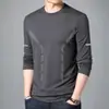 Camiseta de manga larga para hombre, adecuada para primavera y otoño, corte holgado, cuello redondo, capa interior fina, base elástica, versátil y moderna