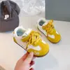 Zapatillas de entrenamiento alemanas para niñas, nuevas de otoño e invierno 2026, zapatillas transpirables de suela blanda, zapatos casuales versátiles de princesa para niñas