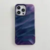 Funda Brillante de Concha Ondulada Plegada Adecuada para Teléfono Móvil Apple 18Pro 17/16 Amigable con la Piel 13/14 Brillante Pulverizada con Aceite Patrón de Agua