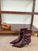 []2026 Otoño/Invierno Nueva Llegada Botas de Mujer con Punta Fina y Tacón de Aguja Moda Francesa Elegante Cremallera Trasera Botines Plisados