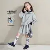 Conjunto Tutu Elefantito Niños y Niñas 2026 Principios de Otoño Nuevo Sudadera Bordada Cuello Redondo Pantalón Casual Falda Corta Conjunto de Tres Piezas