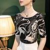 2022 Verão Novo Estilo Gola de Uma Peça Renda Estampada Vintage Camiseta Feminina Slim Fit Manga de Cinco Partes Primavera e Verão Estilo Ocidental Manga Média