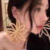 ¡Clips para las orejas! Pendientes de paja Yi Mengling estilo vacacional bohemio con elemento de flor exagerada pendientes clip para oreja