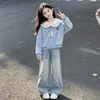Conjunto Estilo Academia para Meninas Outono 2026 Novo Polo Estiloso Infantil Roupas de Outono para Meninas Conjunto de Duas Peças Jeans