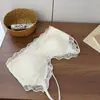 Lingerie de renda francesa, projetada para mulheres com seios pequenos, apresenta um estilo sexy e sedutor, é sem aro para conforto e vem na cor branca.. É um sutiã fino e leve adequado para o verão