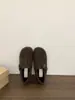 Sandálias Birkenstock Cinza de Veludo com Solado Grosso, Sapatos Quentinhos e Peludos, Sapatos de Algodão para Mulheres, Novos Sapatos Birkenstock Outono e Inverno 2025
