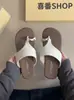 Sandalias de dedo de color liso estilo coreano de nicho para mujer, nuevas sandalias romanas casuales planas para primavera y verano 2026