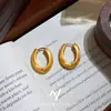 Aretes Ovalados de Aro Cepillado Mate Color Arena Dorada para Mujer, Pendientes Minimalistas de Nicho de Alta Gama, Estilo Vintage de Lujo Ligero con un Sentido de Sofisticación